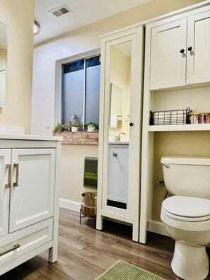 مجففات شعر، مناشف، صابون، شامبو