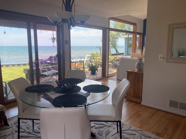 Dining - Stunning Lakefront Beach House (Hilton)