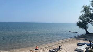 Chaises longues, serviettes de plage