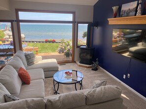 スマートテレビ、暖炉、書庫