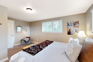 2 bedrooms, Internet, bed sheets - Charming golf-side stay with firepit, hot tub, grill, & pool table - W/D & AC (Union)