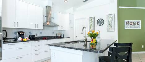 Køleskab, mikrobølgeovn, ovn, kogeplade