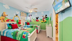 5 bedrooms, WiFi, bed sheets - Spacious 5 Bedroom Villa w/ Themed Bedrooms, Theater Room, and Free Pool Heat (Kissimmee)