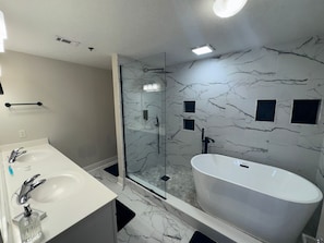 Douche, séchoir à cheveux, serviettes fournies, savon