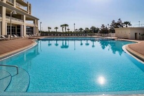 Una piscina al aire libre, una piscina climatizada