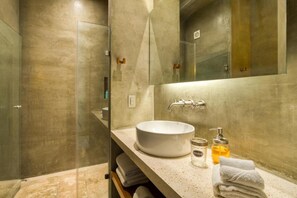 Lyxstudio - privat pool - bottenvÄning | Badrum | Dusch, regndusch, gratis toalettartiklar och hÄrtork