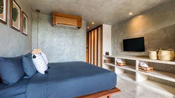 Deluxe Studio, Balcony | 1 bedroom, in-room safe, blackout drapes, free WiFi