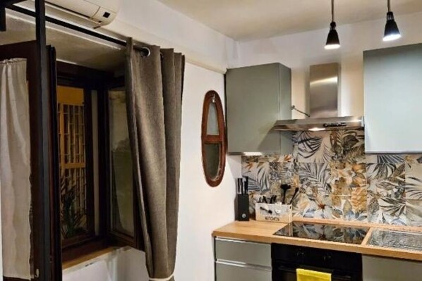 Kühlschrank, Mikrowelle, Ofen, Herdplatte