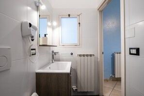 Regadera, secadora de cabello, toallas 