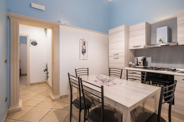 Frigorífic, forn, placa de cuina i cafetera i tetera
