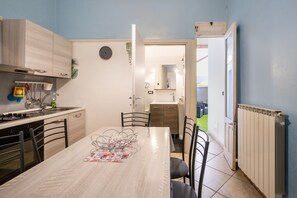 Refrigerador, horno, parrilla de estufa y cafetera y tetera 