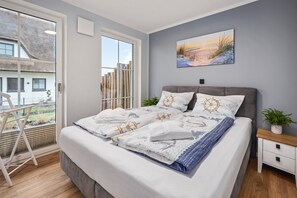 1 soverom, skrivebord, strykejern/-brett og reiseseng for barn