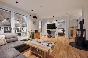 Smart-TV, peis, bøker og stereoanlegg