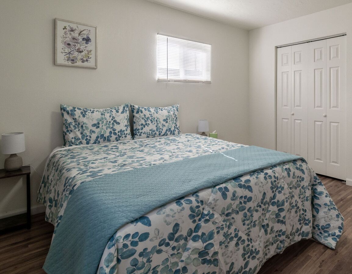 5 bedrooms, desk, iron/ironing board, travel crib