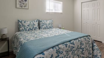 5 bedrooms, desk, iron/ironing board, travel crib