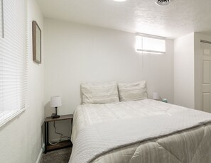 5 habitaciones, escritorio y tabla de planchar con plancha