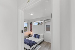 Habitación clásica (4th Floor) | Tabla de planchar con plancha, wifi gratis, ropa de cama