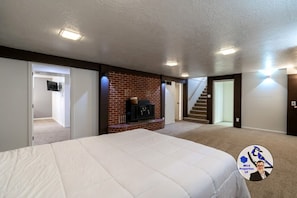 6 bedrooms, desk, iron/ironing board, WiFi