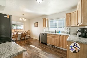 Fridge, microwave, oven, stovetop - Buffalo Jump Retreat - Extended Stay (Great Falls)