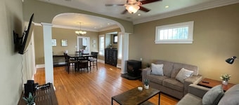 Dragonfly House: A cheerful five-bedroom