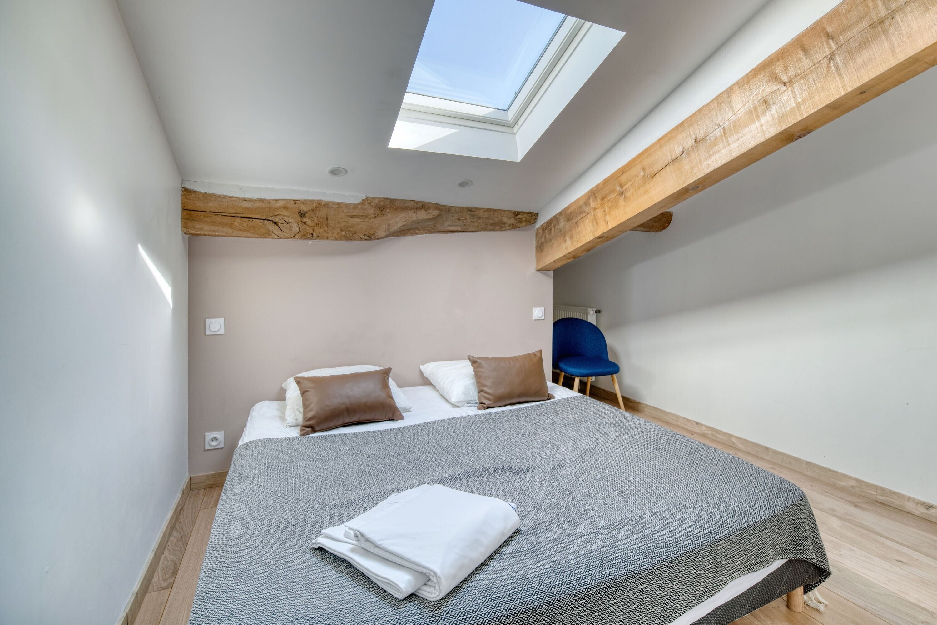 5 bedrooms, desk, iron/ironing board, free WiFi