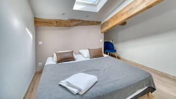 5 bedrooms, desk, iron/ironing board, free WiFi