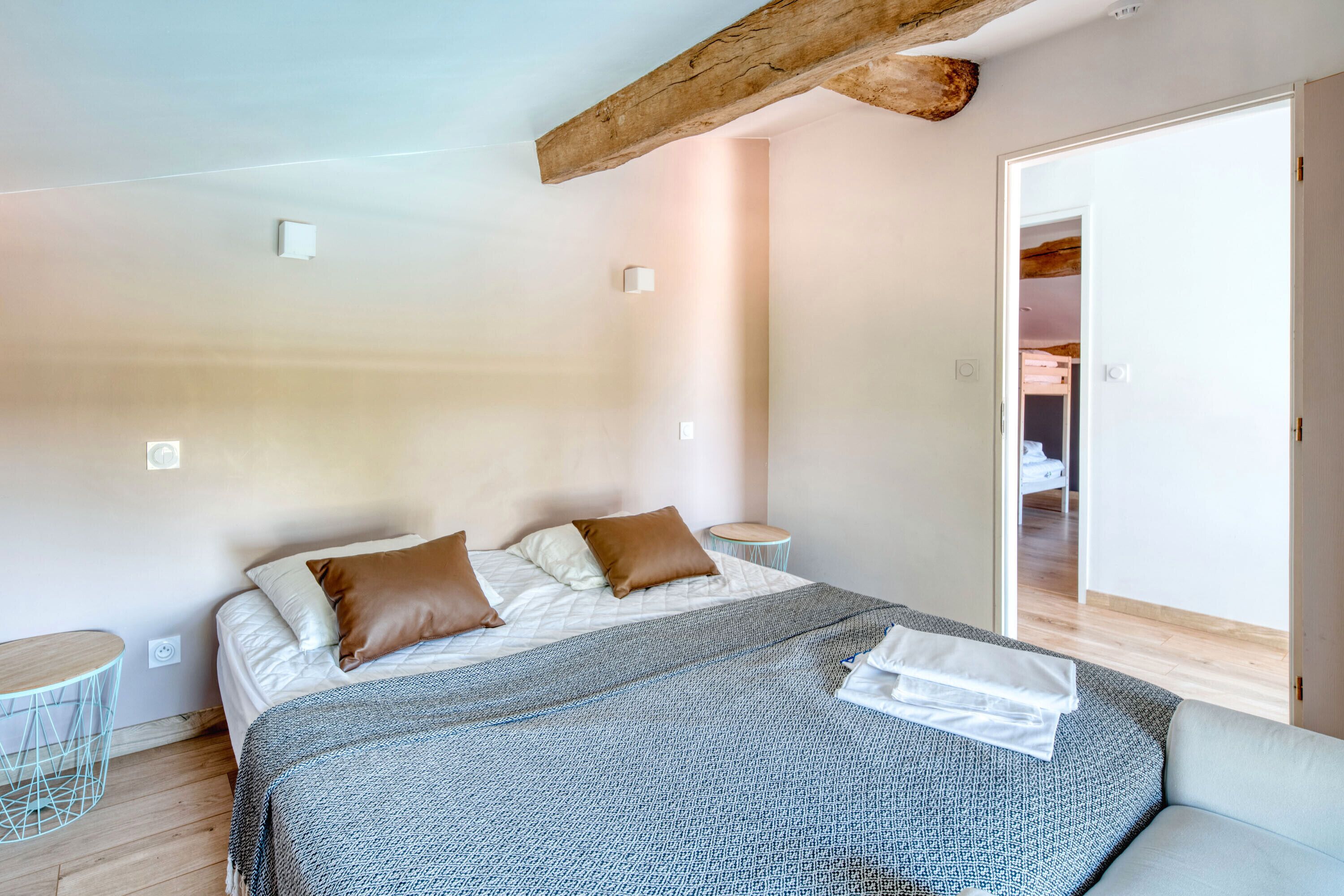 5 slaapkamers, een strijkplank/strijkijzer, gratis wifi, beddengoed