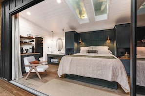 WiFi, bed sheets - Glamping cottage with glass front and hot tub! (Guntersville)