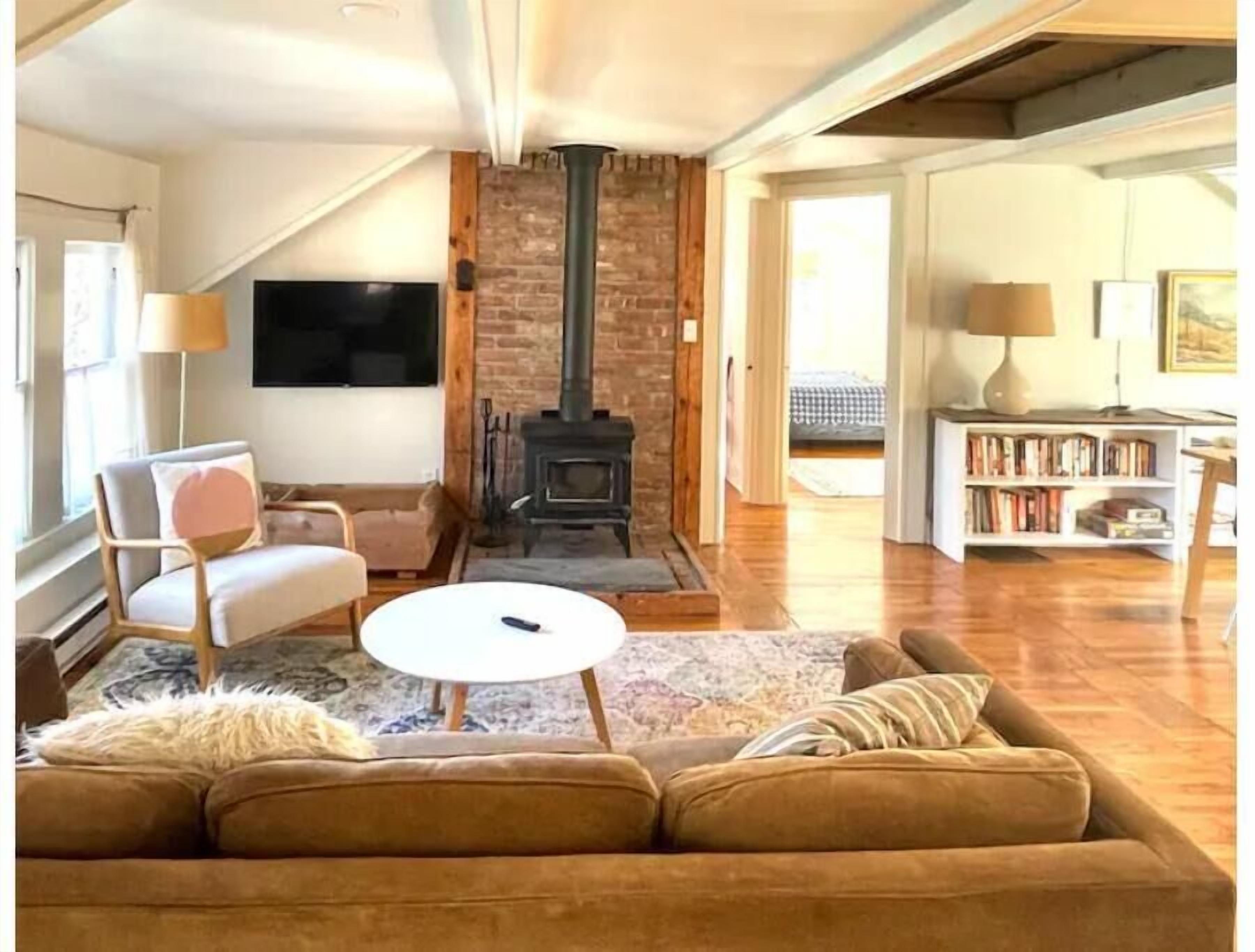 1850 Carriage House, Creek