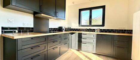 Jääkaappi, mikroaaltouuni, uuni, liesi