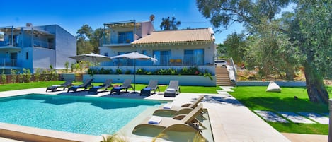 Utendørsbasseng og et oppvarmet basseng