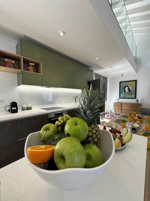 Kühlschrank, Mikrowelle, Ofen, Geschirrspüler