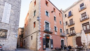 A cobblestone street with a café named 'Café L'Arc' and a stone building with a sign for 'La Catedrale'. - Bravissimo Catedral, with monumental views (Girona)