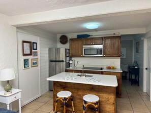 Kjøleskap, mikrobølgeovn, kokeplater og kaffetrakter/tekoker