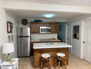 Kühlschrank, Mikrowelle, Herdplatte, Wasserkocher mit Kaffee-/Teezubehör