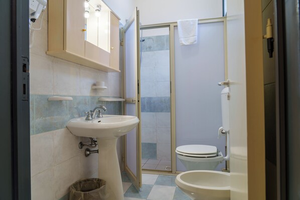 A bathroom with a sink, toilet, and shower area. - HOTEL LE MACINE (Santa Cesarea Terme)