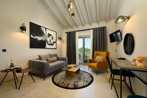 Een smart-tv, boeken, een stereo en een computerscherm