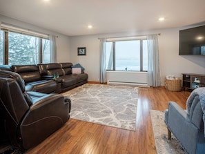 Smart TV, fireplace, video games, DVD player - 🐻 Big Bear Lake Home 🎣 Sleeps 17 🛶 Game Room 🎮  (Avon)