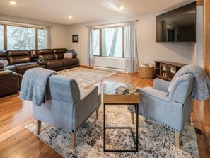 Smart TV, chimenea, videojuegos y reproductor de DVD 