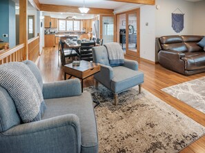 Smart TV, chimenea, videojuegos y reproductor de DVD 