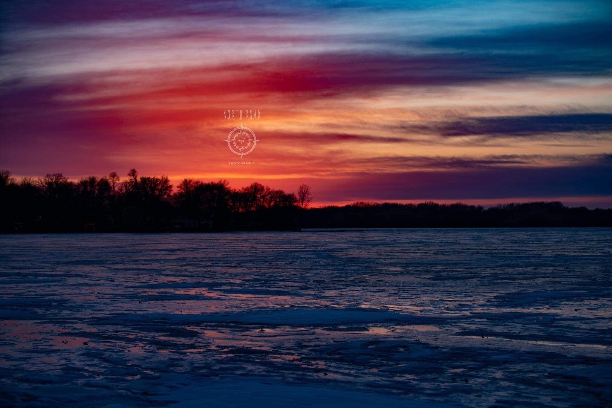 على الشاطئ، كراسي للتشمس، مناشف للشاطئ