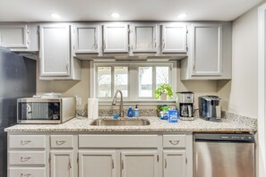 Fridge, microwave, stovetop, dishwasher