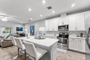 Frigorifero, microonde, forno, piano cottura