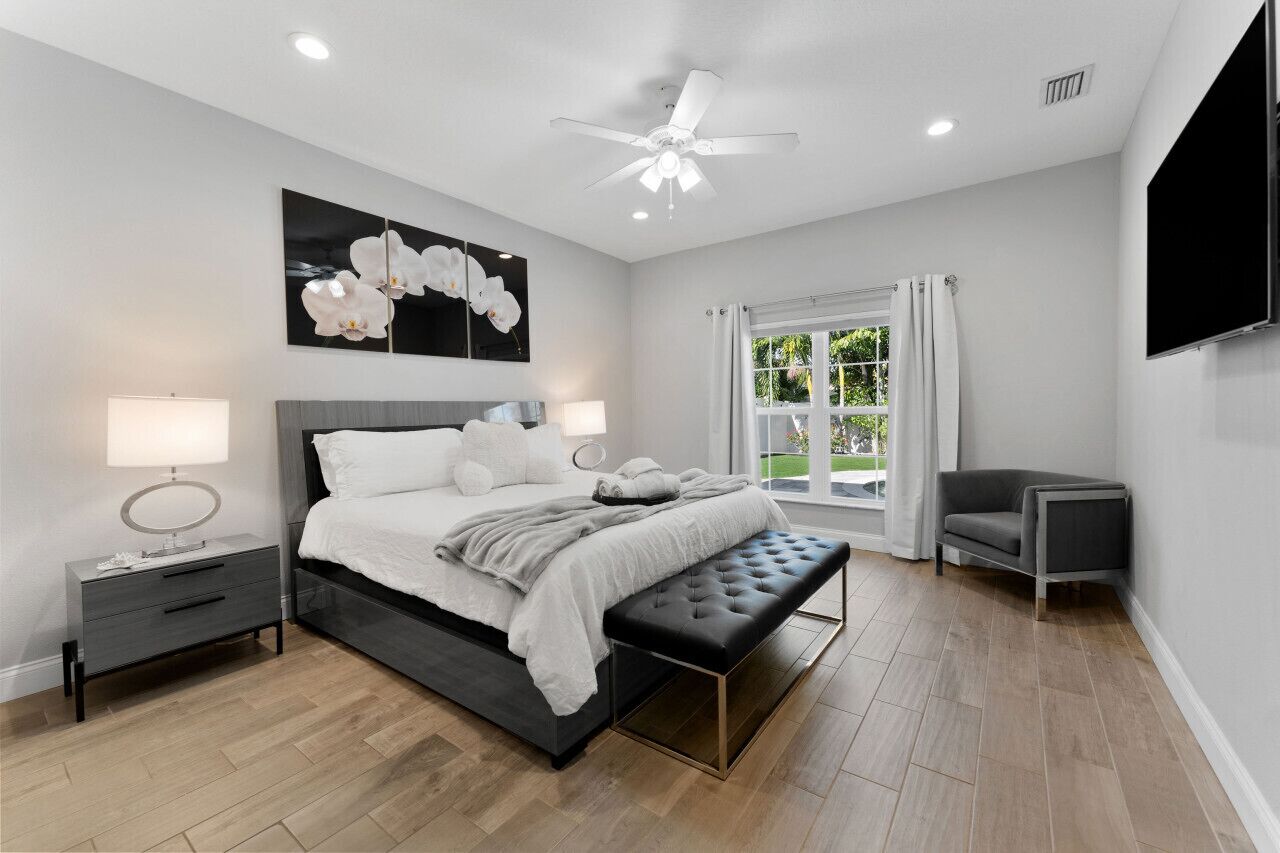 4 bedrooms, desk, iron/ironing board, travel crib