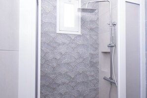Haartrockner, Handtücher, Toilettenpapier