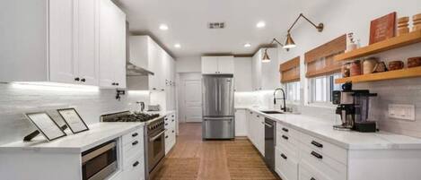 冷蔵庫、電子レンジ、オーブン、コンロ