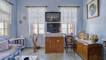 Maison Traditionnelle, vue mer, en front de plage | Coin séjour | Télévision à écran plat de 47 pouces avec chaßnes numériques