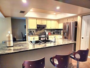 Fridge, microwave, oven, stovetop - Tampa Vacation Home - 3BR 10 PPL - Pool (Tampa)