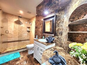 Secador de cabelo, toalhas de banho, sabonete, shampoo