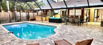 Tampa Vacation Home - 3BR 10 PPL - Pool